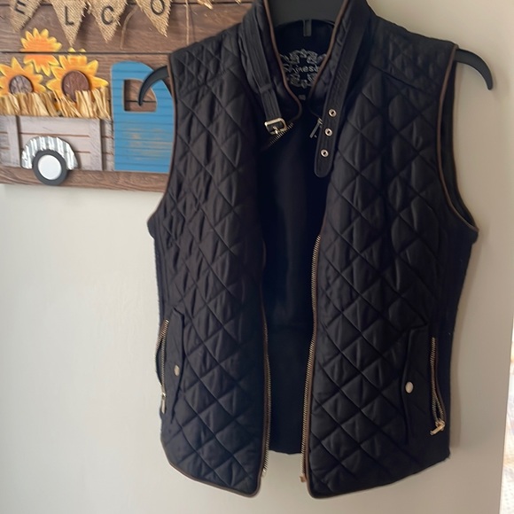 Medium vest with pockets - Picture 1 of 3